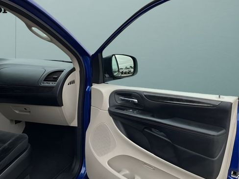 Used 2018 Dodge Grand Caravan SE w/ UConnect Hands-Free Group FWD image 14