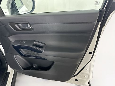 Used 2025 Nissan Pathfinder S image 32