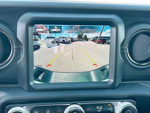 Used 2023 Jeep Gladiator Overland AWD/4WD image 13