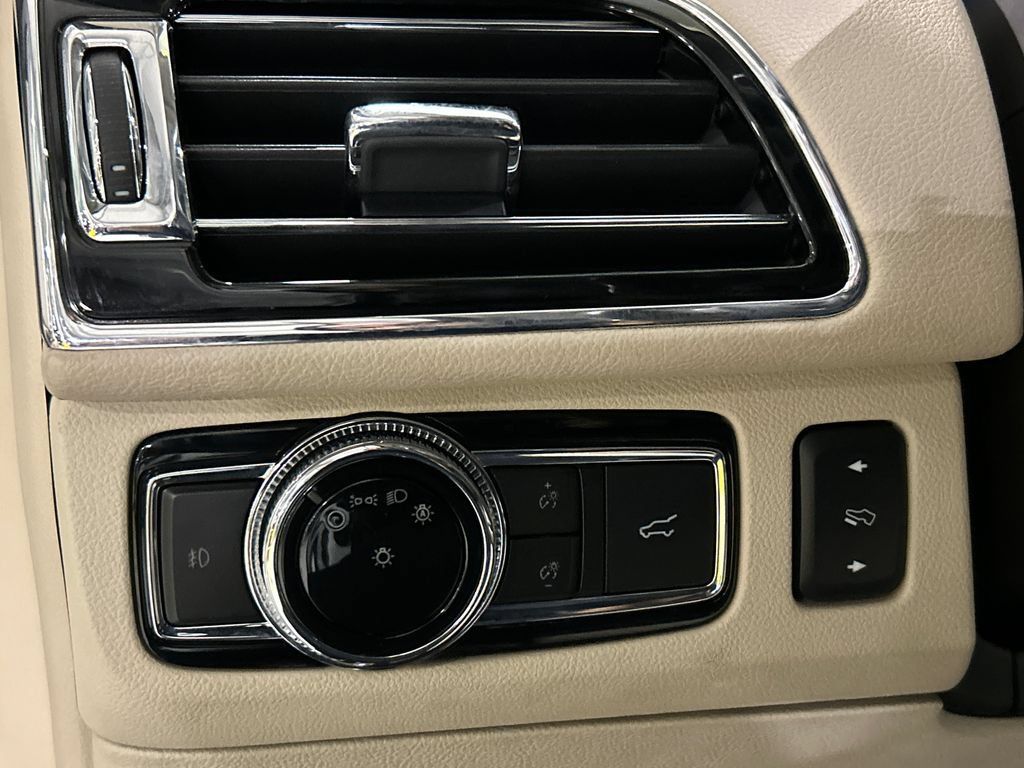 Used 2021 Lincoln Navigator Reserve w/ Luxury Package AWD/4WD image 20