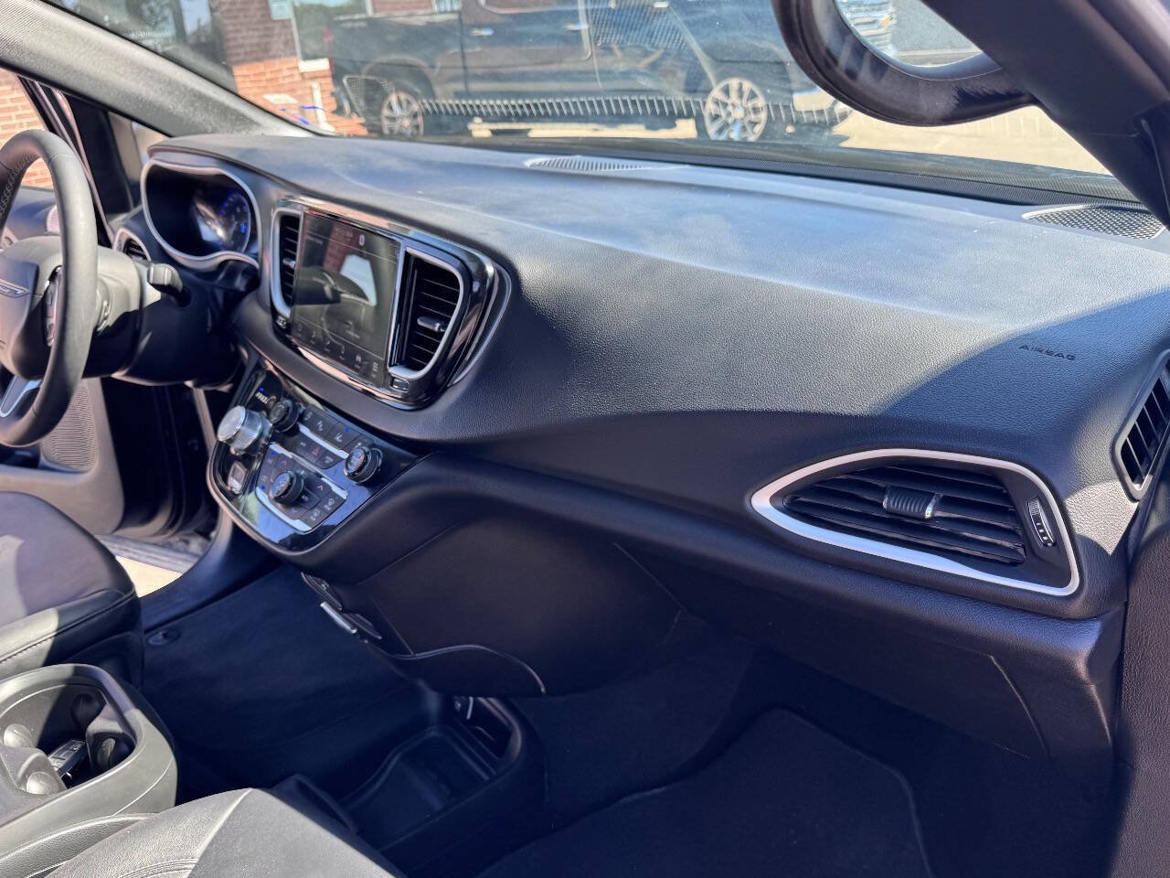 Used 2027 Chrysler Pacifica Select FWD image 19