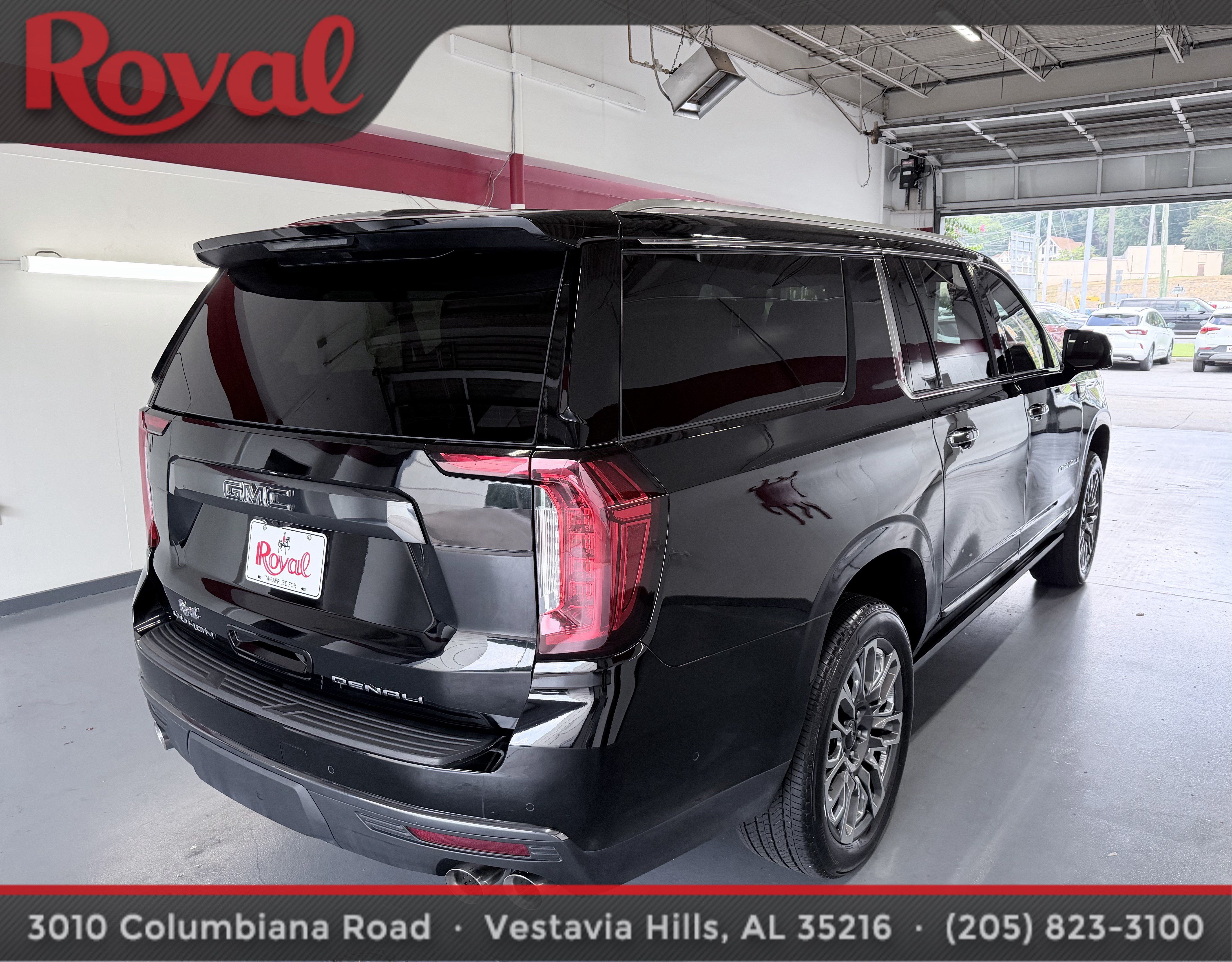 Used 2023 GMC Yukon XL Denali Ultimate AWD/4WD image 4