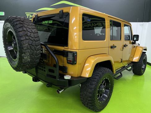 Used 2014 Jeep Wrangler Unlimited Rubicon w/ Max Tow Package AWD/4WD image 9
