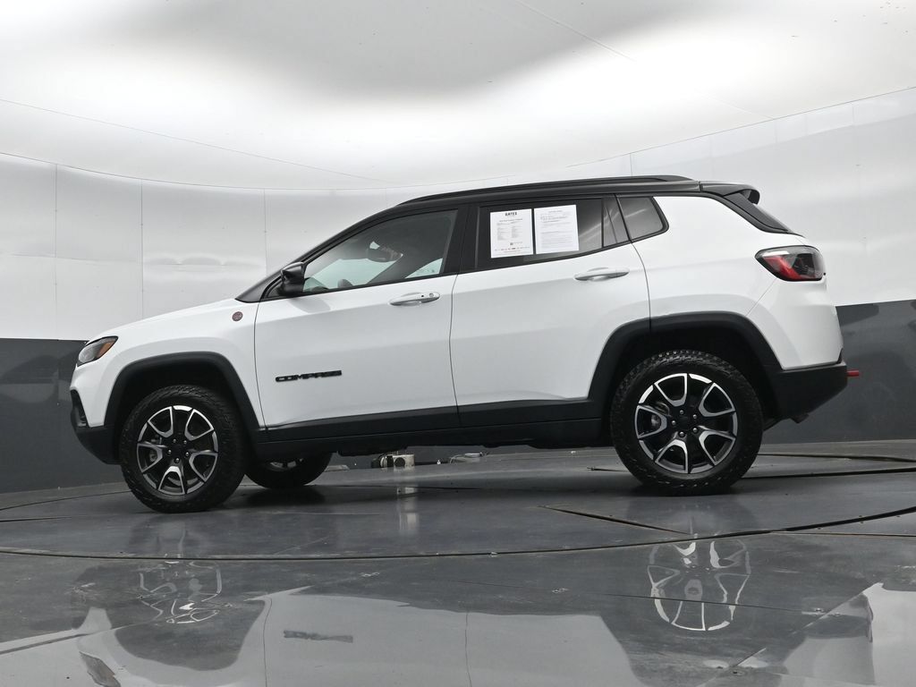 Used 2024 Jeep Compass Trailhawk AWD/4WD image 40