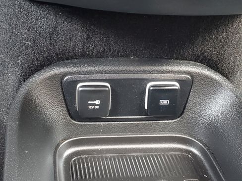 Used 2019 Chrysler Pacifica Limited w/ Tire & Wheel Group FWD image 24