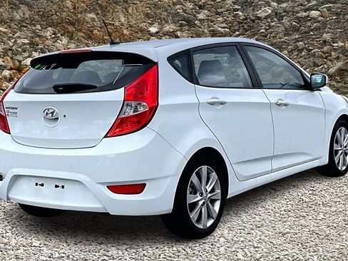 Used 2012 Hyundai Accent SE image 2