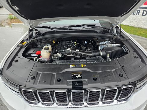 Used 2025 Jeep Grand Cherokee Limited AWD/4WD image 19