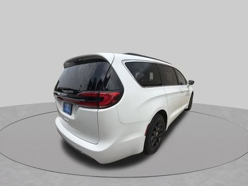 Used 2022 Chrysler Pacifica Touring-L FWD image 5