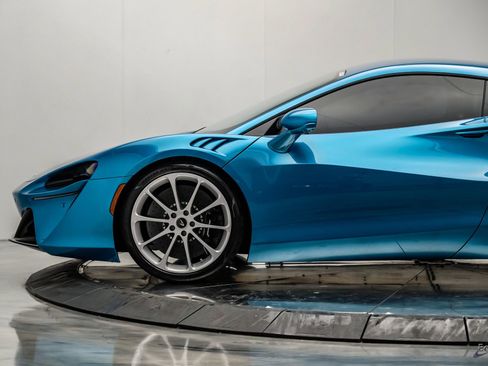 Used 2024 McLaren Artura RWD image 10