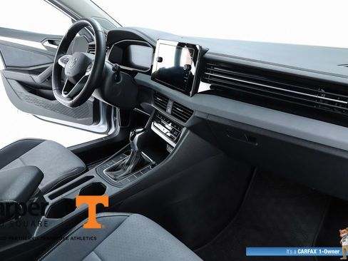 Used 2025 Volkswagen Jetta SE FWD image 32