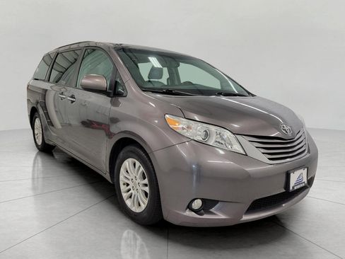 Used 2015 Toyota Sienna XLE FWD image 1