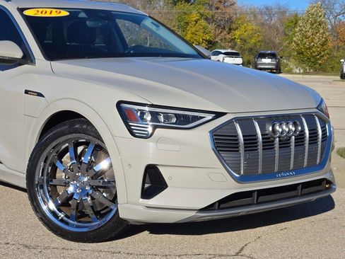 Used 2019 Audi e-tron Premium Plus image 3