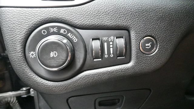 Used 2019 Jeep Cherokee Limited AWD/4WD image 17