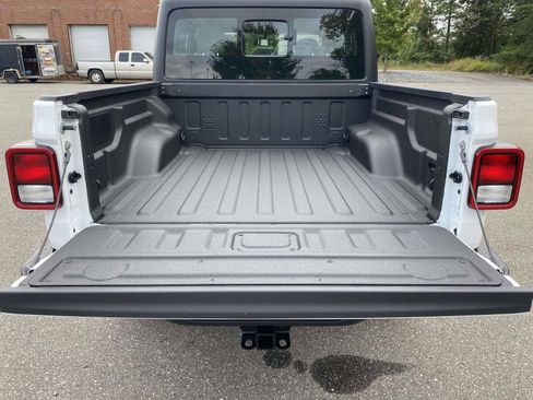 New 2025 Jeep Gladiator Sport image 10