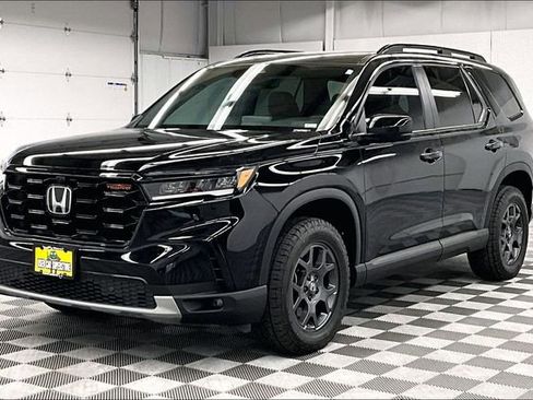 Used 2025 Honda Pilot TrailSport image 11