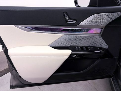 Used 2024 BMW 760i xDrive image 19