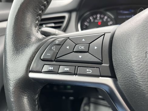 Used 2017 Nissan Rogue SV image 18