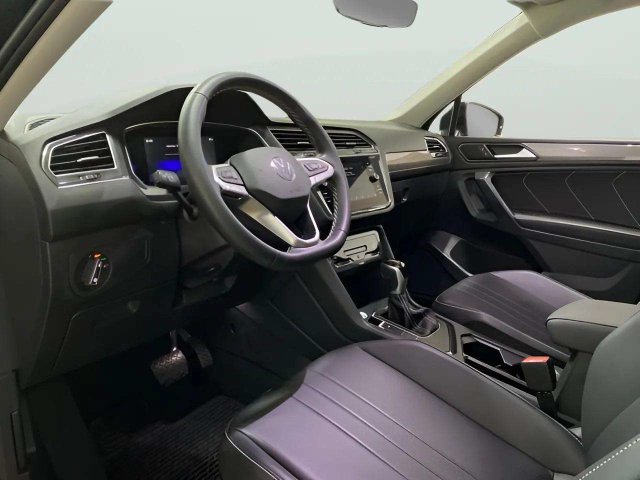 Used 2023 Volkswagen Tiguan SE w/ Panoramic Sunroof Package FWD image 63