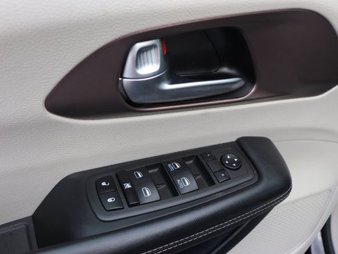 Used 2023 Chrysler Voyager LX image 40