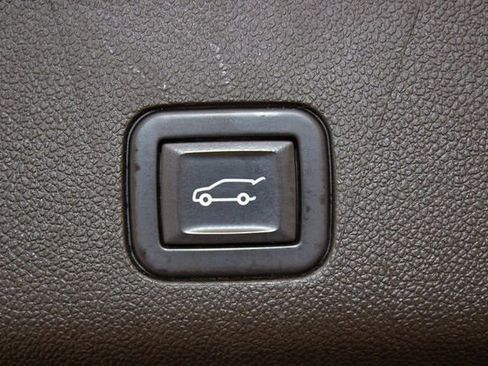 Used 2022 GMC Yukon XL Denali w/ Denali Premium Package image 17