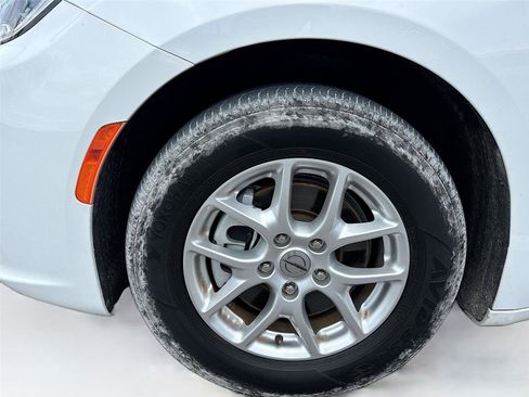 Used 2023 Chrysler Pacifica Touring-L FWD image 32