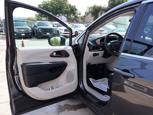 Used 2017 Chrysler Pacifica Touring w/ Tire & Wheel Group FWD image 21