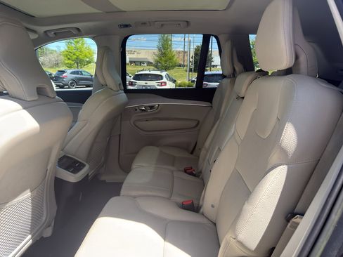 Used 2022 Volvo XC90 T5 Momentum w/ Climate Package AWD/4WD image 10