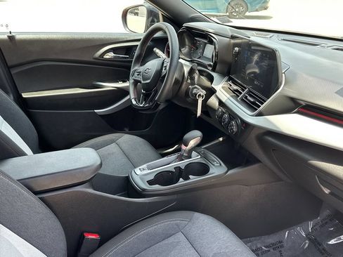Used 2025 Chevrolet Trax RS w/ Sunroof Package FWD image 11