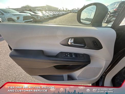 Used 2023 Chrysler Pacifica Touring-L image 25