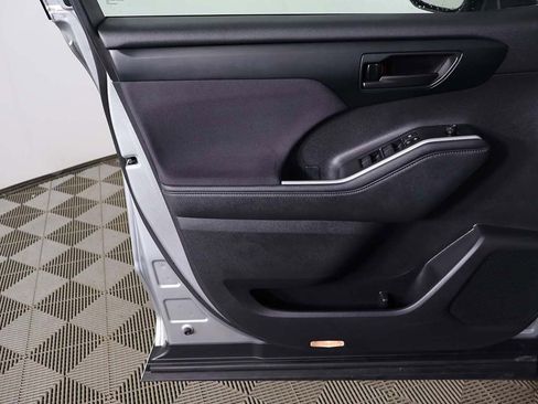 Used 2024 Toyota Highlander LE image 20