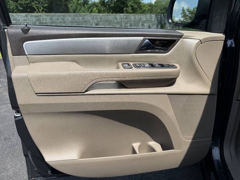 Used 2011 Volkswagen Routan SE FWD image 31