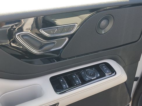 New 2027 Lincoln Aviator AWD image 9