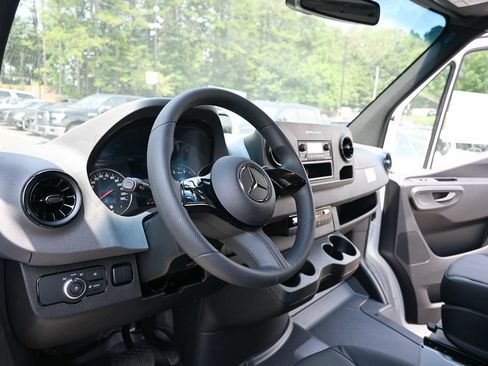 Used 2025 Mercedes-Benz Sprinter 2500 image 6