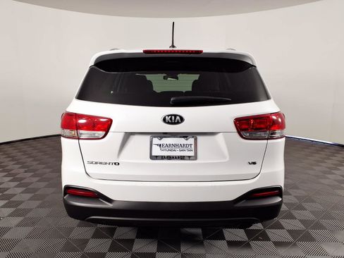 Used 2017 Kia Sorento LX FWD image 5