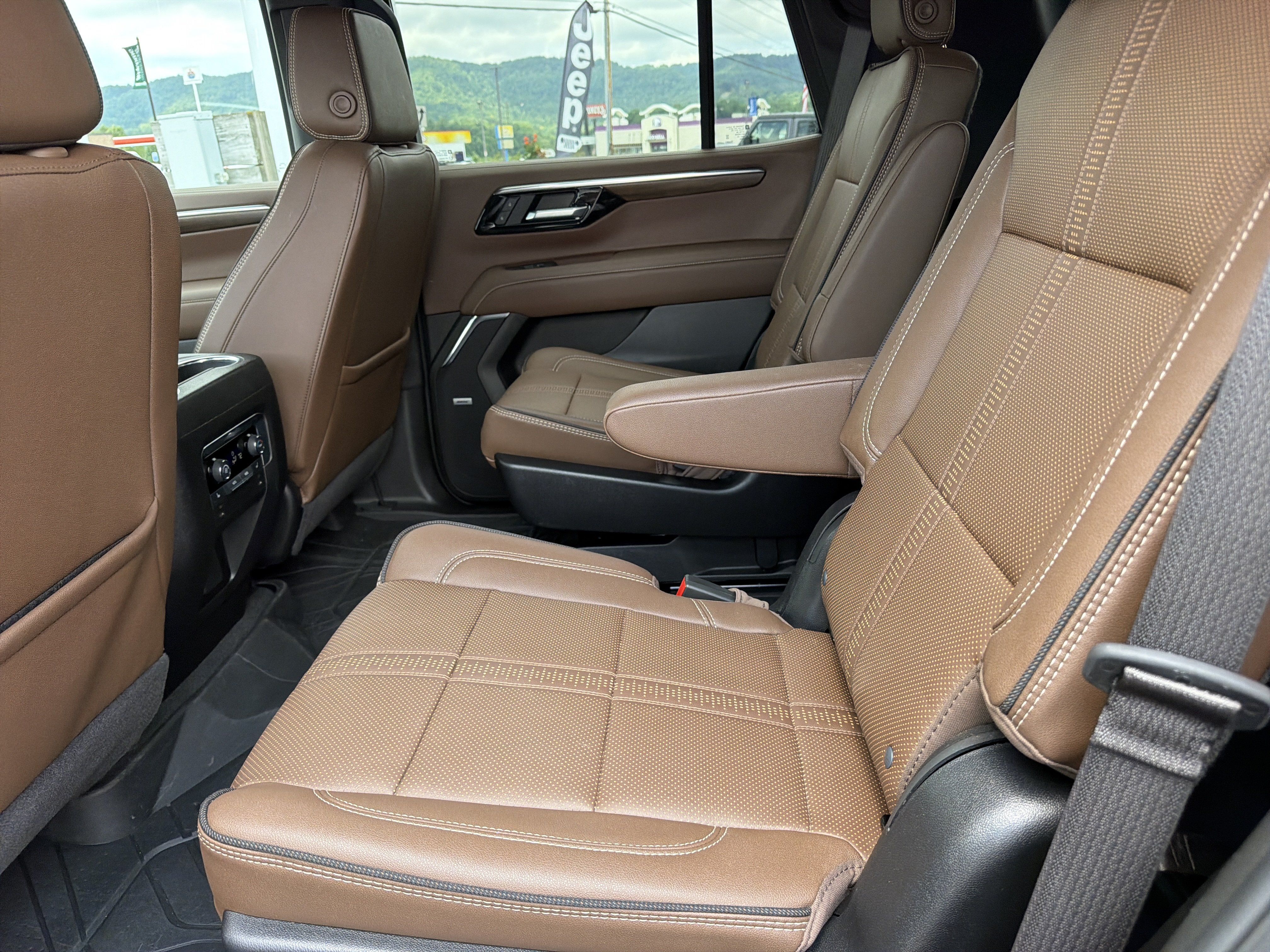 Used 2026 Chevrolet Tahoe High Country AWD/4WD image 13