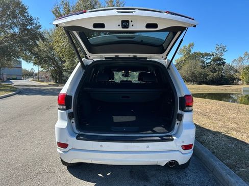 Used 2017 Jeep Grand Cherokee Altitude image 10