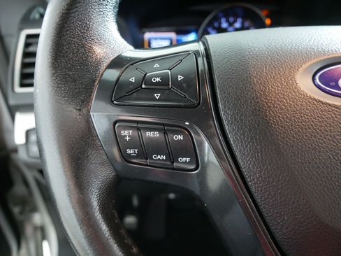 Used 2017 Ford Explorer XLT w/ Equipment Group 202A AWD/4WD image 27