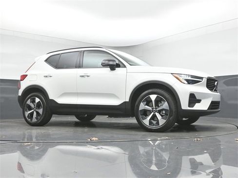 New 2026 Volvo XC40 B5 Core w/ Climate Package image 34