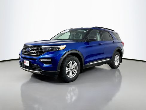 Used 2022 Ford Explorer XLT w/ Equipment Group 202A AWD/4WD image 3