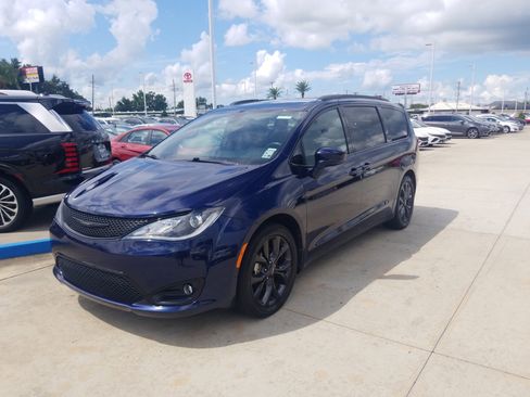 Used 2020 Chrysler Pacifica Touring w/ S Appearance Package image 3