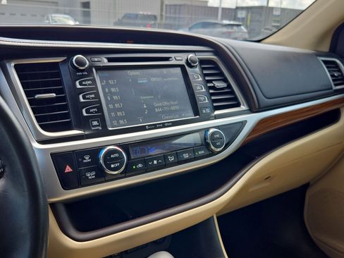 Used 2017 Toyota Highlander Limited FWD image 21