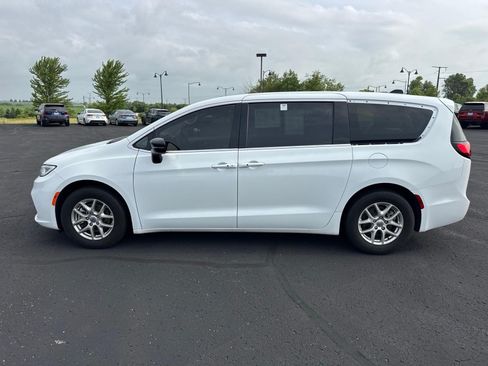 Used 2024 Chrysler Pacifica Touring-L FWD image 2