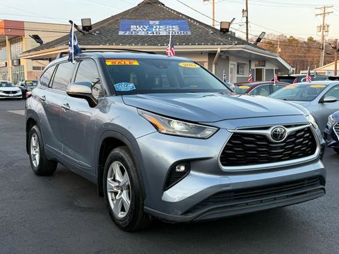 Used 2021 Toyota Highlander LE AWD/4WD image 4