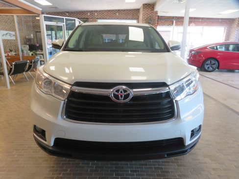 Used 2014 Toyota Highlander Plus FWD image 2