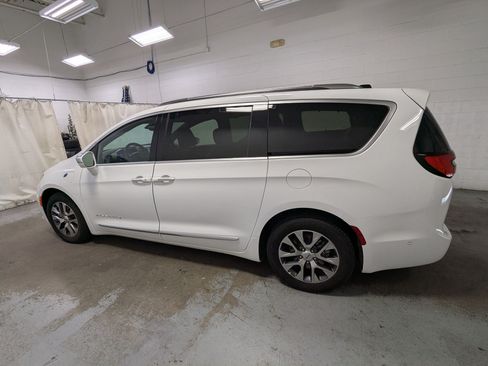 Used 2024 Chrysler Pacifica Pinnacle FWD image 10