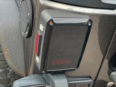 Used 2016 Jeep Wrangler Unlimited Rubicon image 28