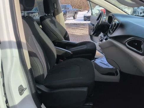 Used 2021 Chrysler Voyager L image 34