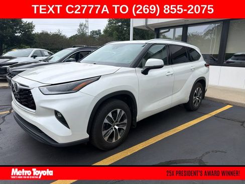 Certified 2021 Toyota Highlander XLE AWD/4WD image 1