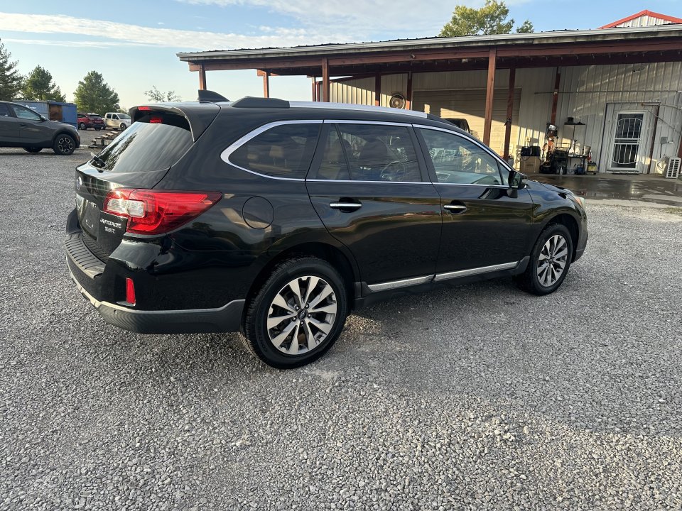 Used 2017 Subaru Outback 3.6R Touring AWD/4WD image 5