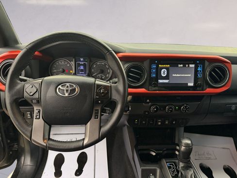 Used 2018 Toyota Tacoma TRD Sport image 10